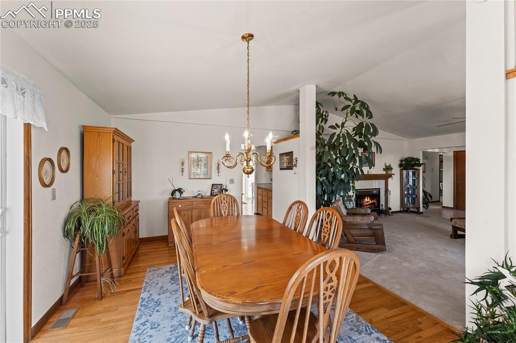 Image 8 of 50: Dining Area