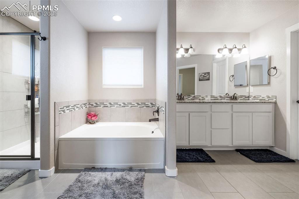 Image 25 of 43: Bathroom