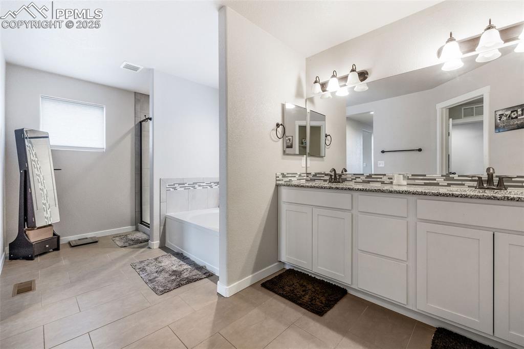 Image 26 of 43: Bathroom