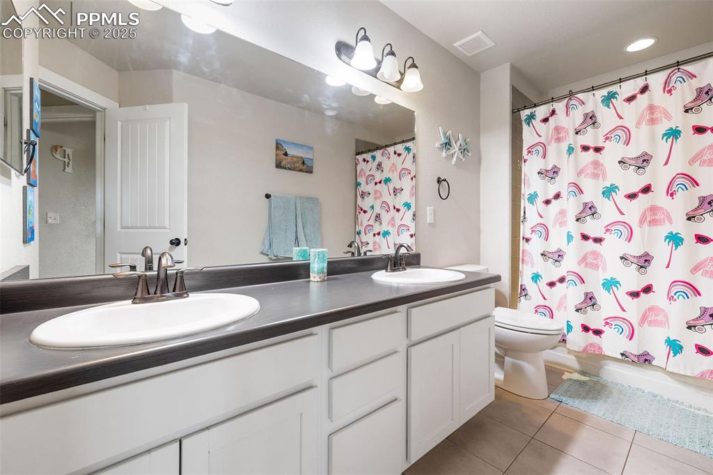 Image 29 of 43: Bathroom