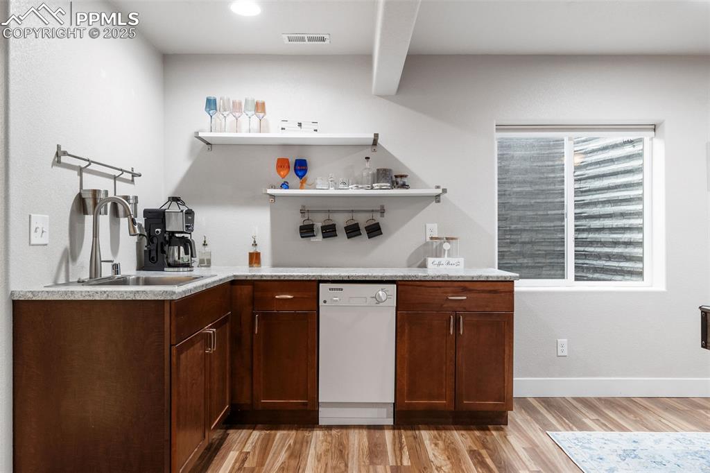 Image 33 of 43: Kitchen