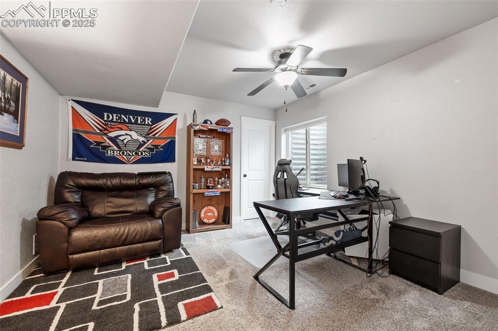 Image 35 of 43: Office