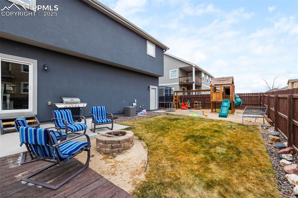 Image 39 of 43: Yard