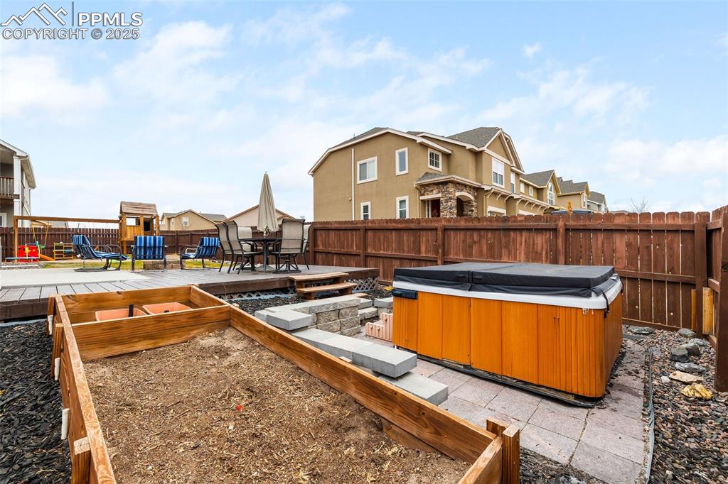 Image 42 of 43: Yard