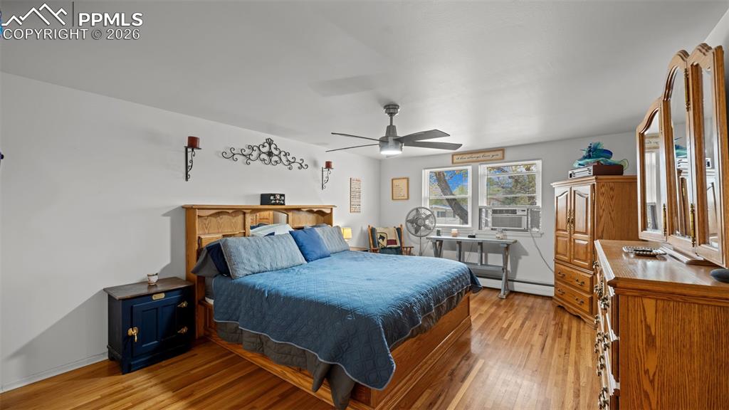 Image 21 of 45: Bedroom