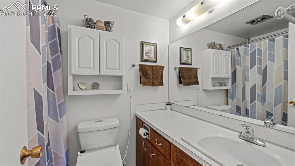 Image 24 of 45: Bathroom