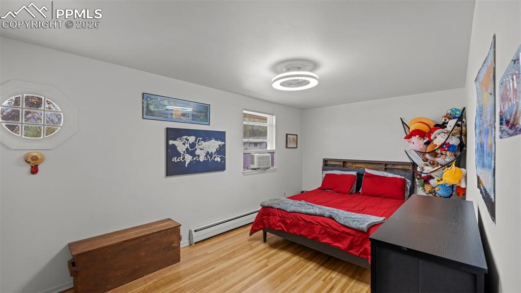 Image 25 of 45: Bedroom