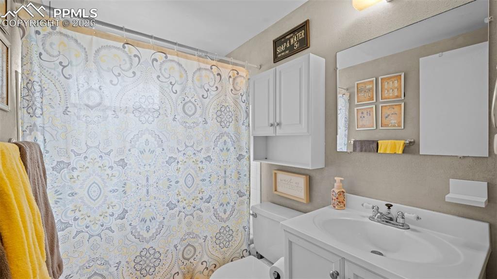 Image 29 of 45: Bathroom