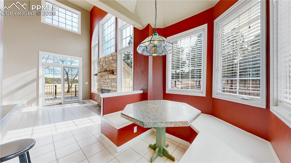 Image 10 of 50: Dinette