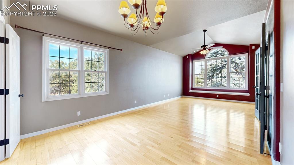 Image 12 of 50: Dining area