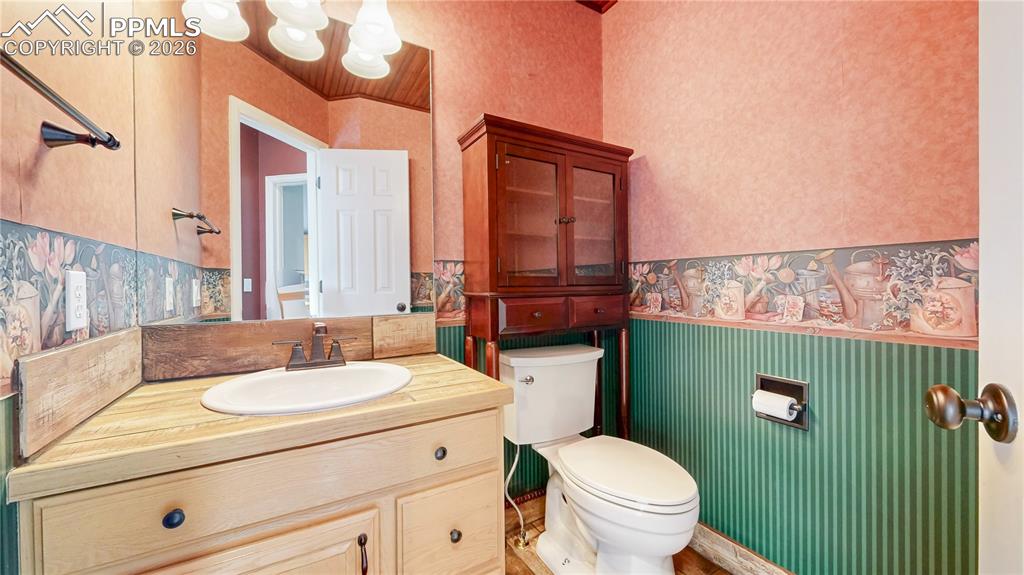 Image 14 of 50: Main level half bath