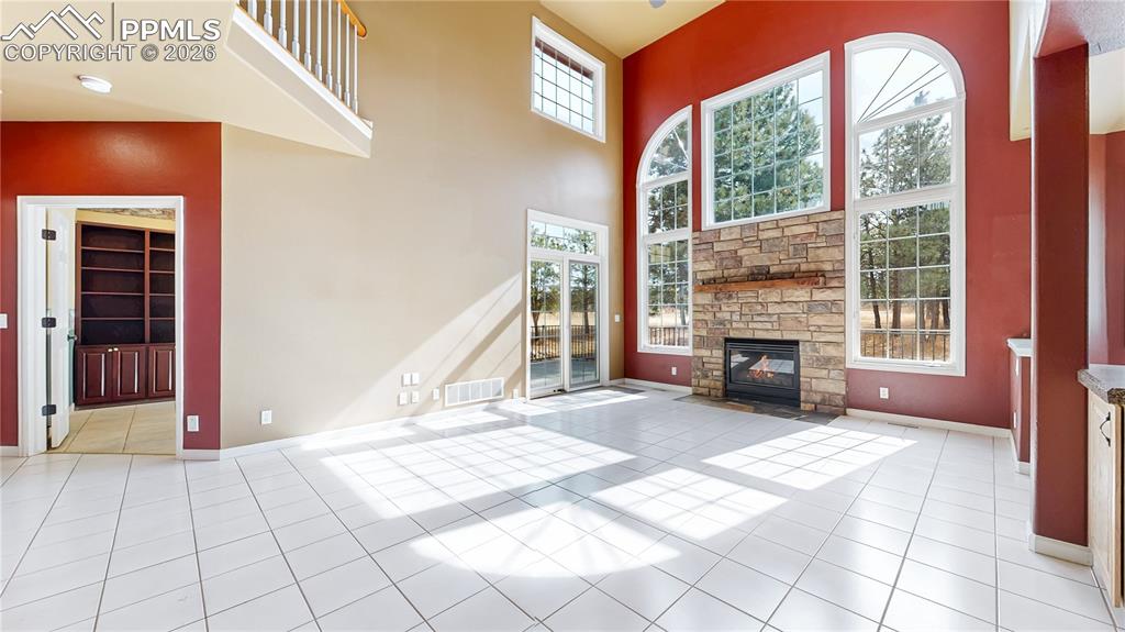 Image 42 of 50: Living room