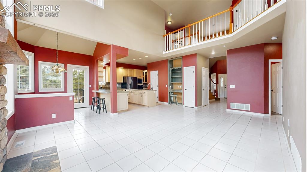 Image 7 of 50: Living room