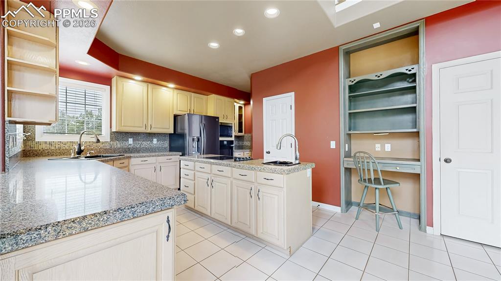 Image 8 of 50: Kitchen with island