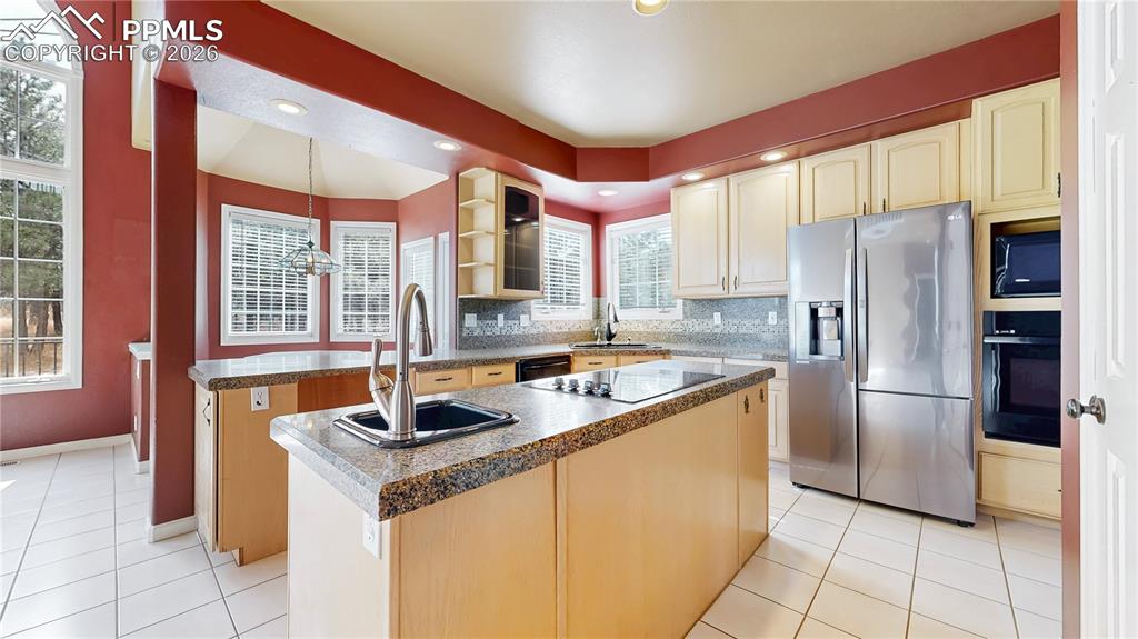 Image 9 of 50: Kitchen