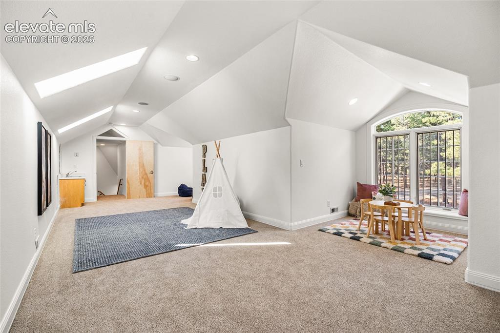 Image 23 of 42: Large Loft 