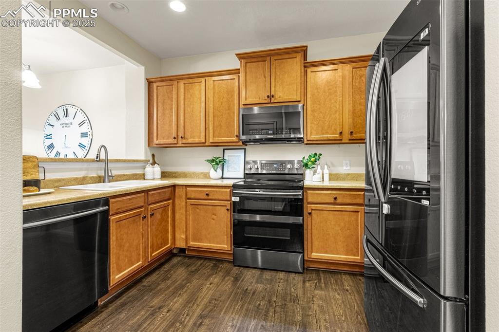 Image 10 of 34: Kitchen