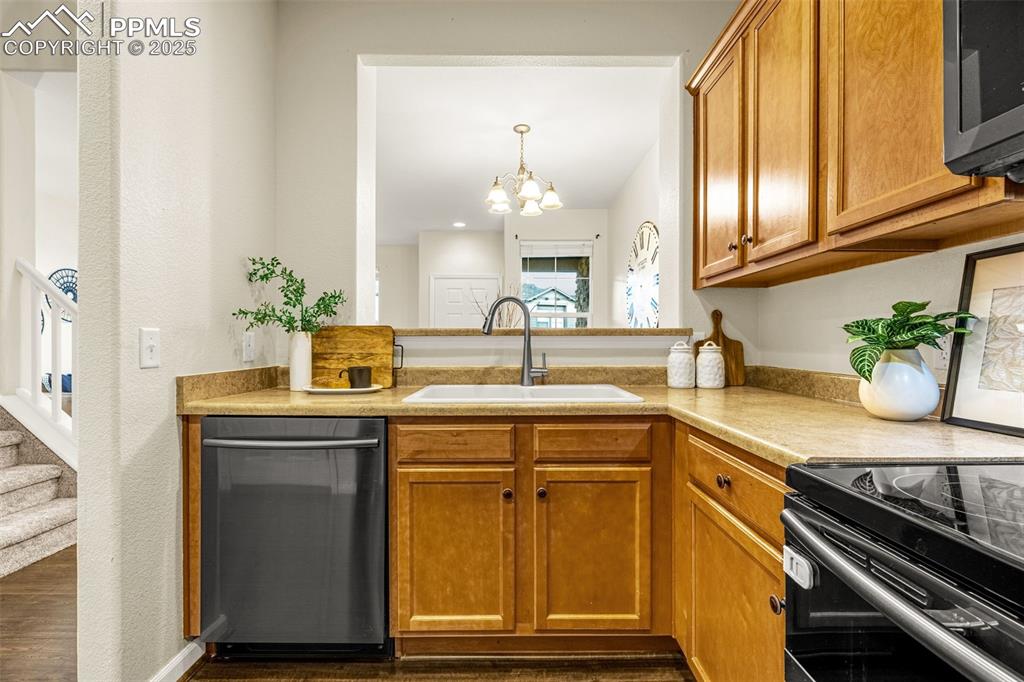 Image 12 of 34: Kitchen