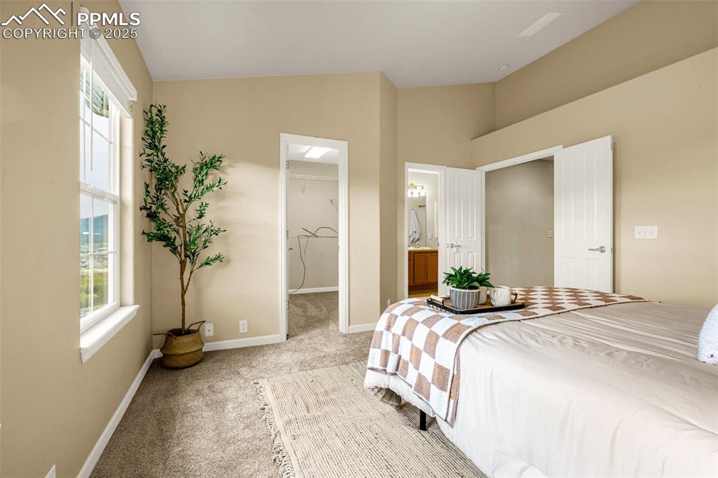 Image 15 of 34: Bedroom
