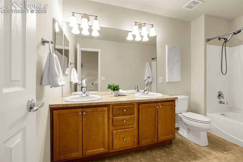 Image 17 of 34: Bathroom