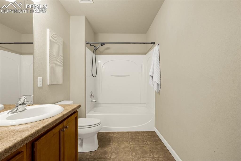 Image 18 of 34: Bathroom