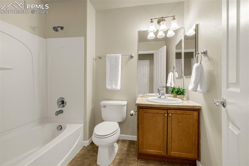 Image 20 of 34: Bathroom