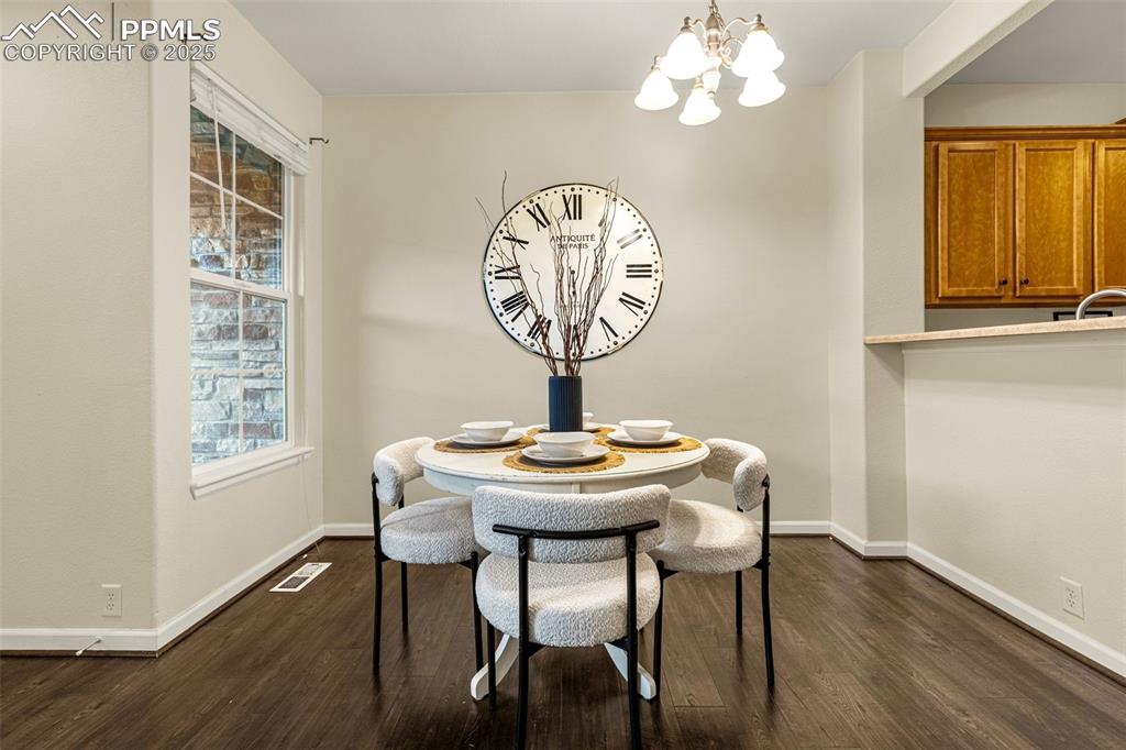 Image 9 of 34: Dining Area