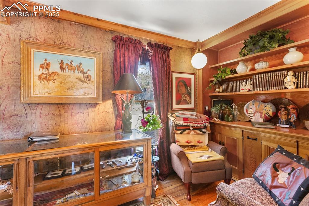 Image 14 of 40: Sitting Room
