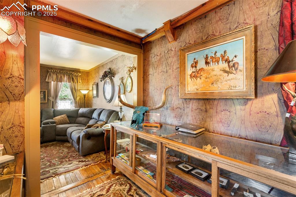 Image 17 of 40: Sitting Room
