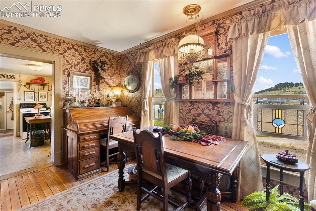 Image 19 of 40: Dining Area