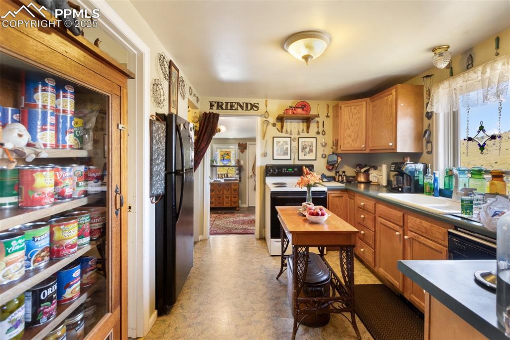 Image 20 of 40: Kitchen