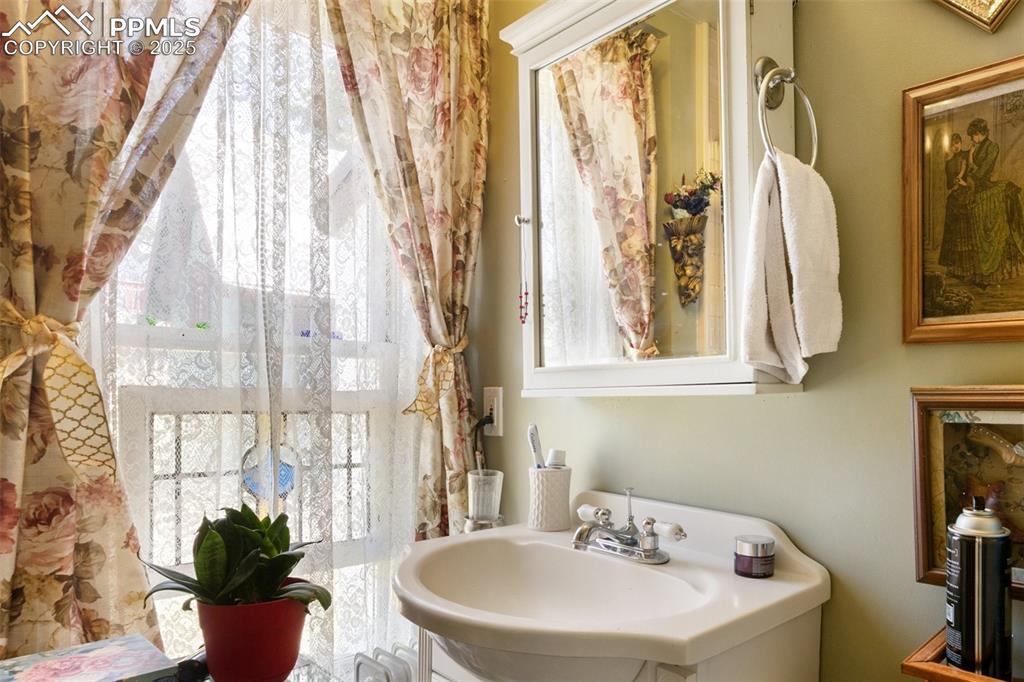 Image 26 of 40: Bathroom