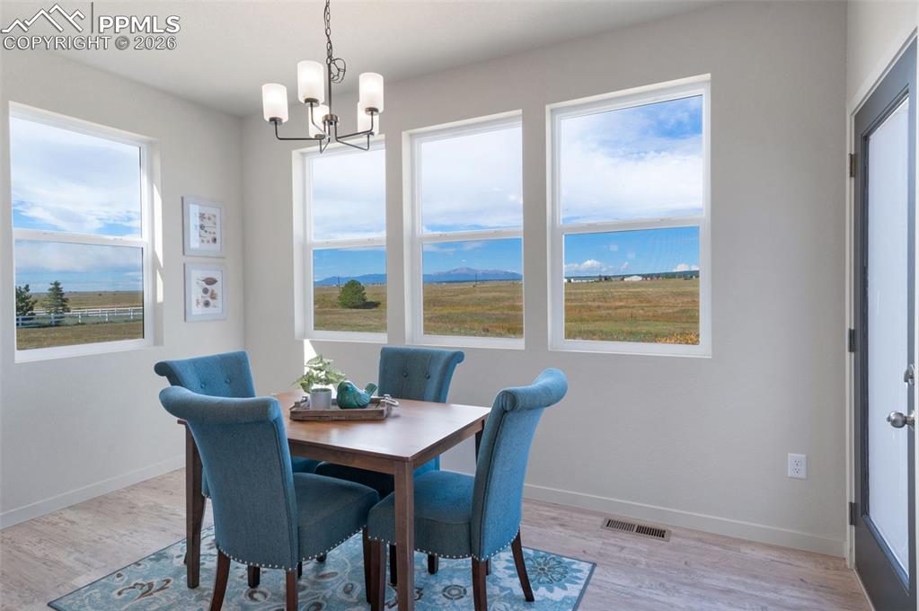 Image 11 of 21: Dining Area