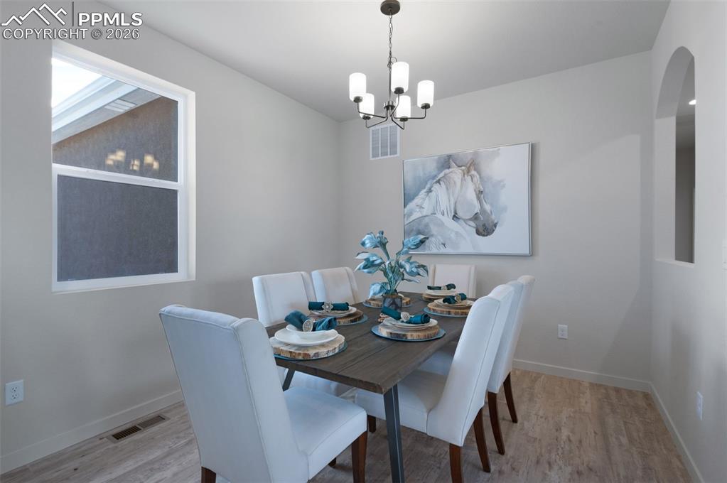 Image 7 of 21: Dining Area