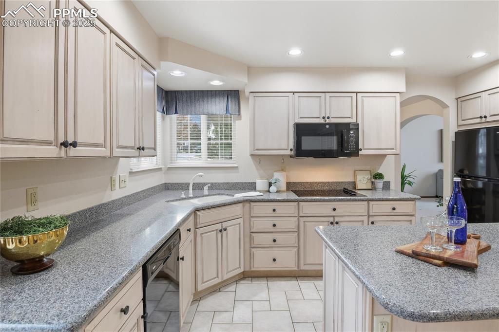 Image 10 of 38: Kitchen