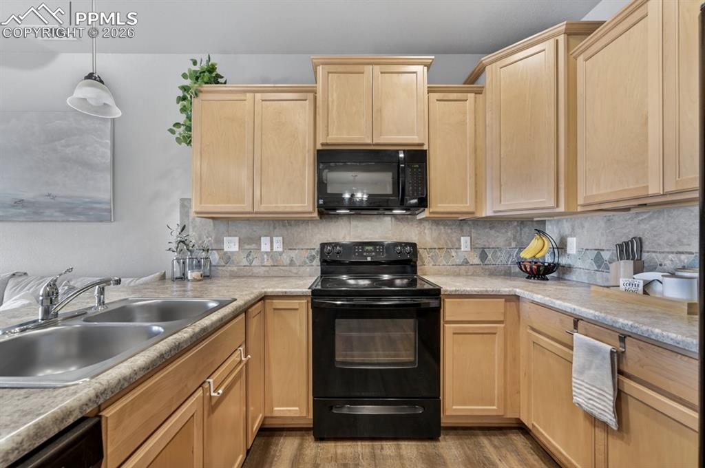 Image 11 of 42: Beautiful cabinets with plenty of storage