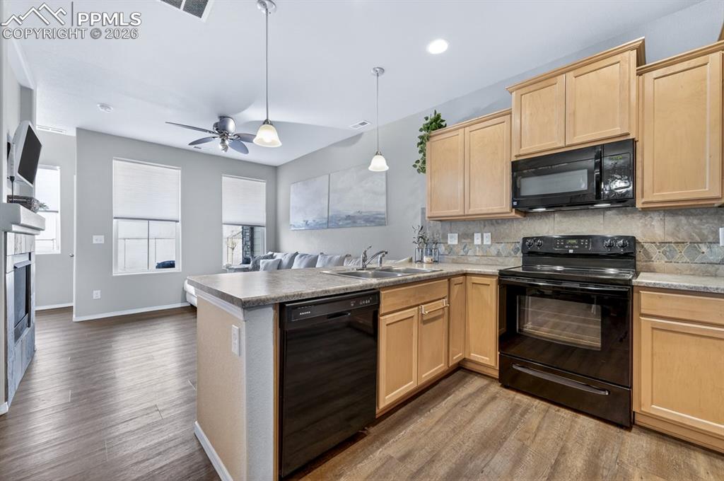 Image 14 of 42: Great natural lighting throughout