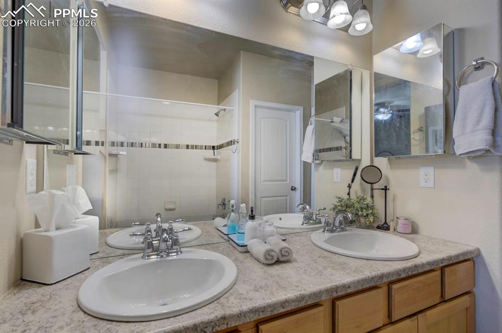 Image 29 of 42: Bathroom