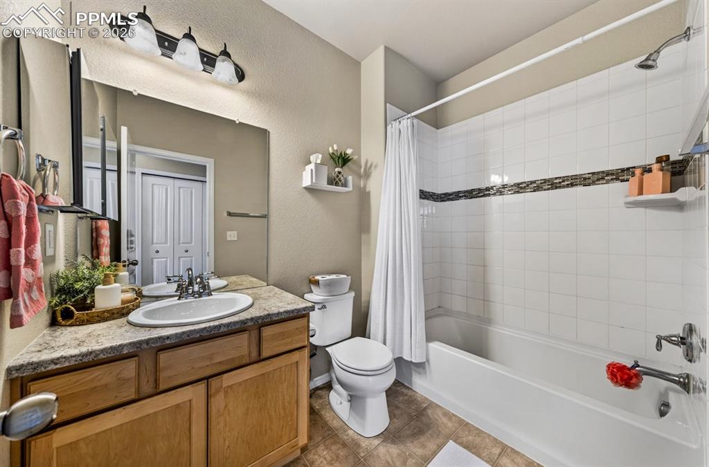 Image 38 of 42: Good size hall bath accessible to the 2 bedrooms at the end of the hall