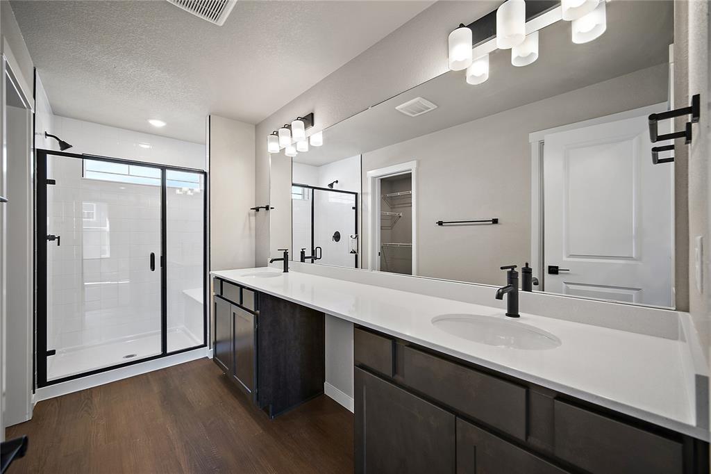 Image 30 of 44: Bathroom