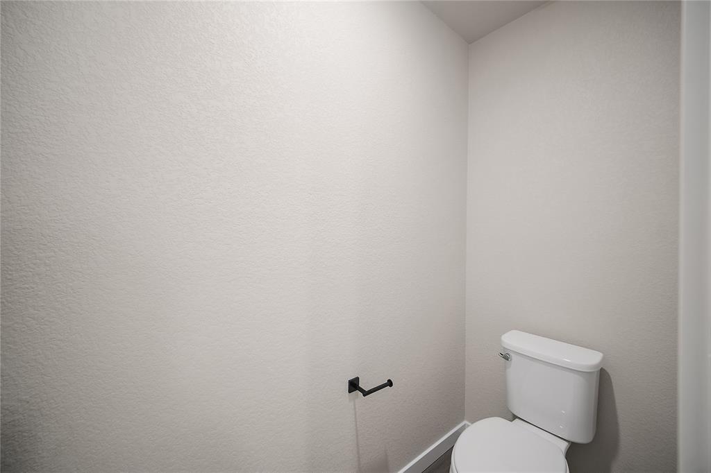 Image 32 of 44: Bathroom