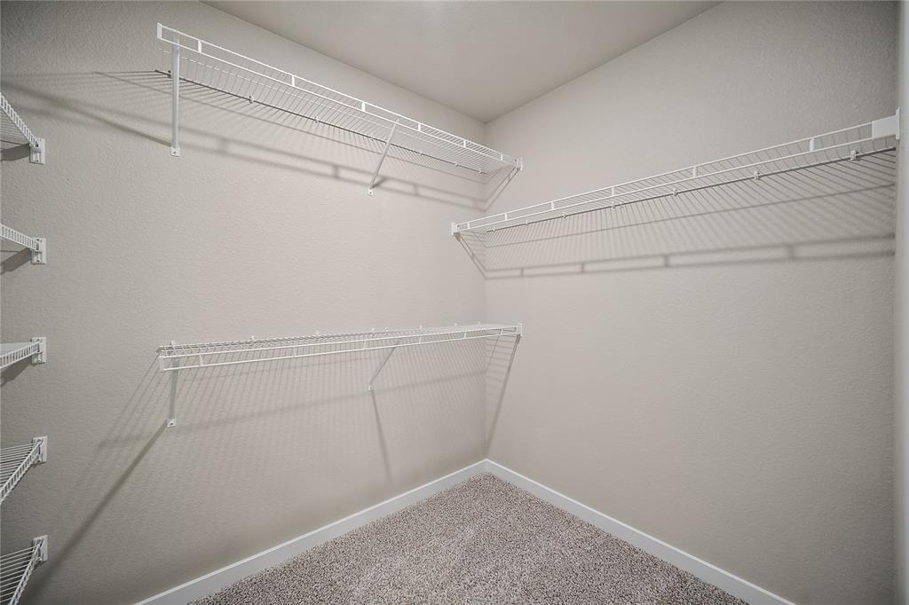 Image 33 of 44: Closet