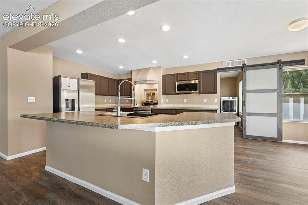 Image 11 of 50: Kitchen