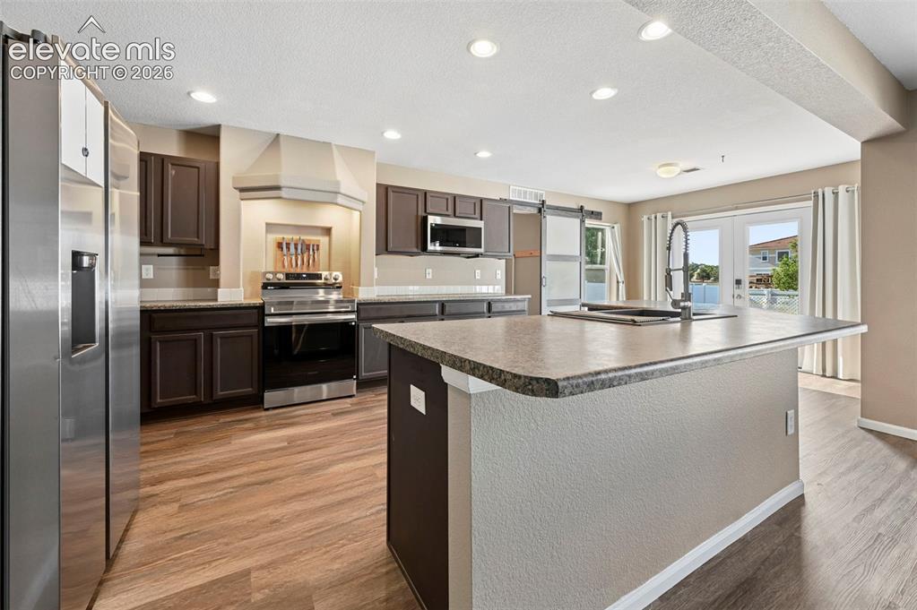 Image 12 of 50: Kitchen