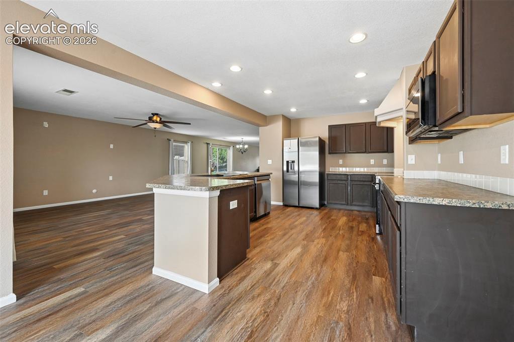 Image 14 of 50: Kitchen