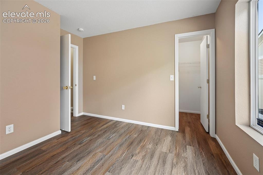Image 19 of 50: Bedroom