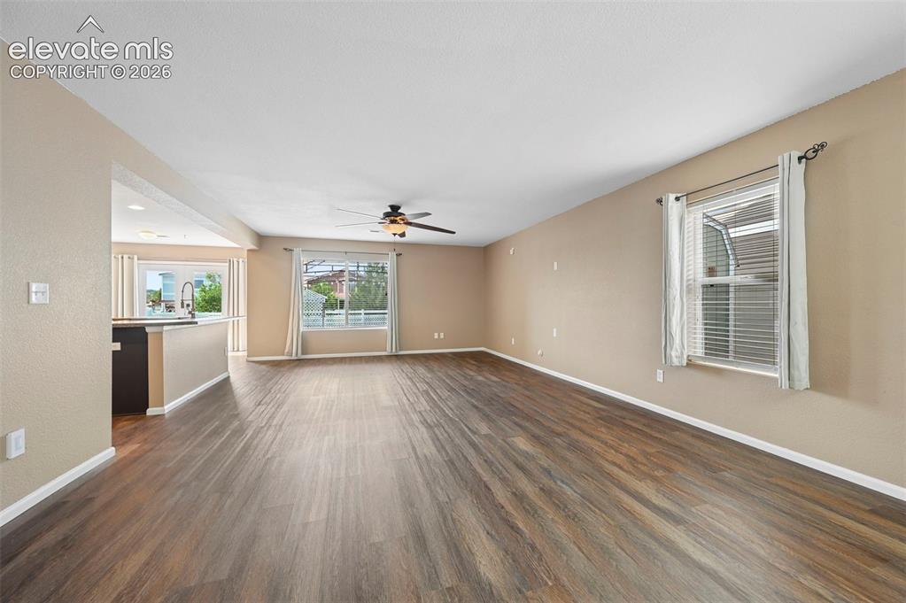 Image 8 of 50: Living Room