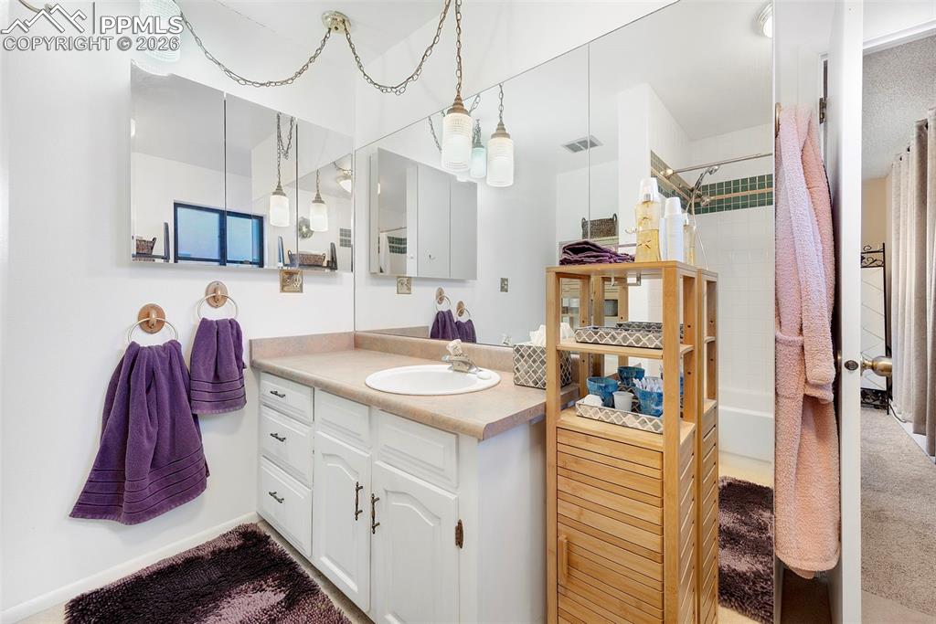 Image 11 of 50: Bathroom