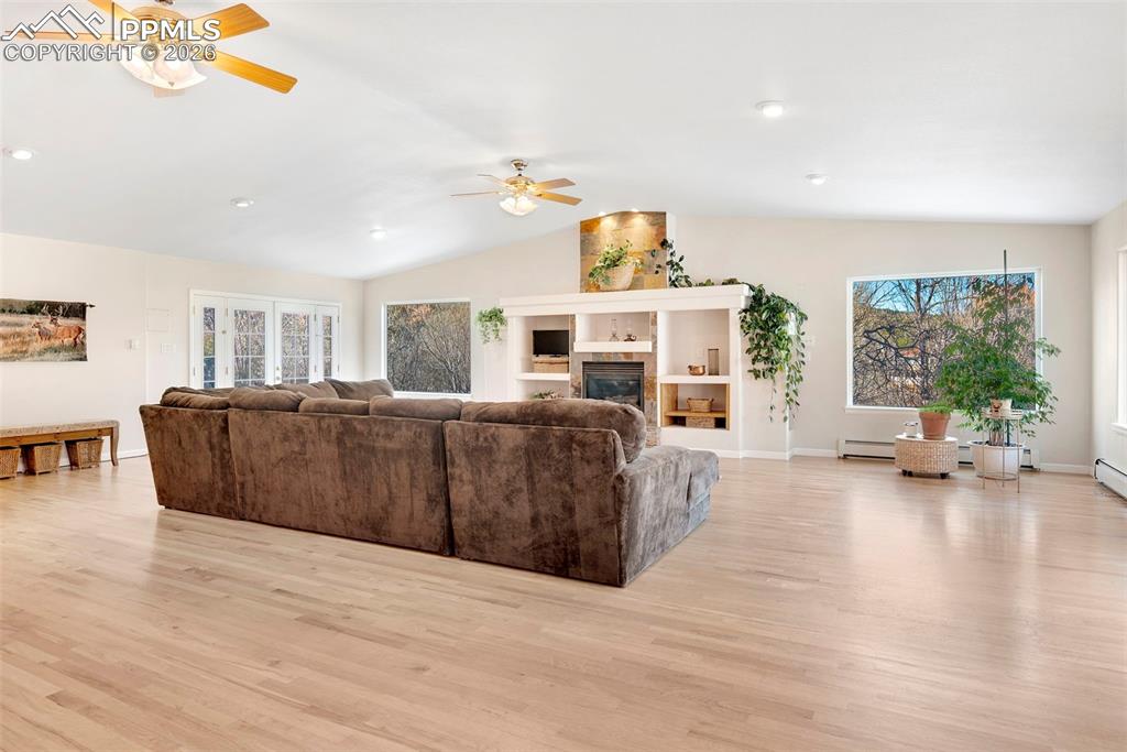 Image 14 of 50: Living Room