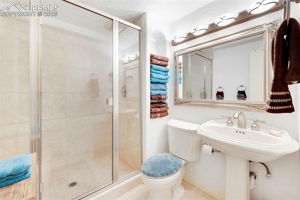 Image 23 of 50: Bathroom